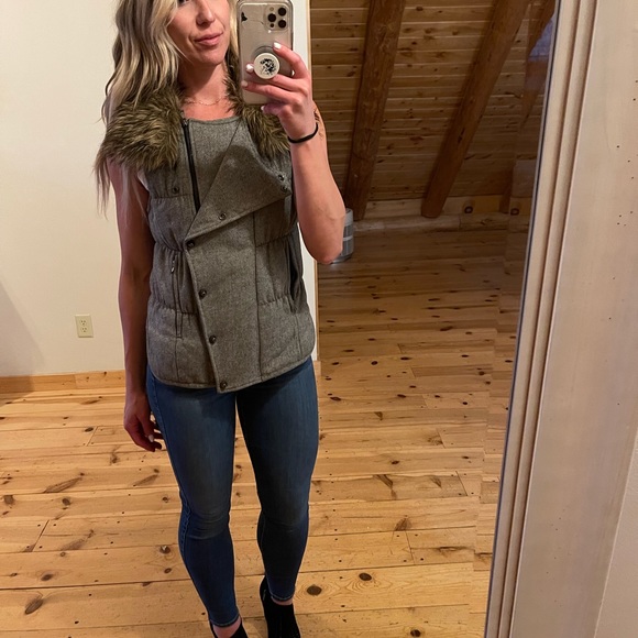 Adorable vest w fur collar - Picture 7 of 10